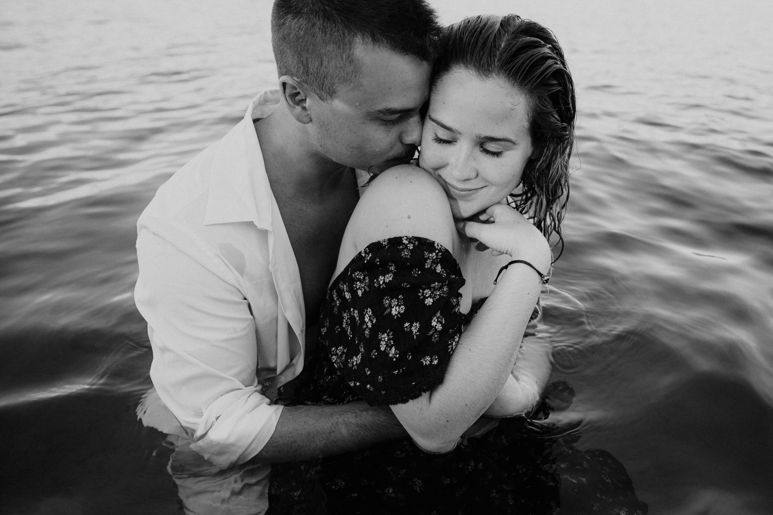 Photo couple amoureux lac